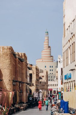 Doha, Katar - 29 Nisan 2024: Doha 'daki Souq Waqif bölgesi. Bu miras pazarı geleneksel giysiler, baharatlar, el sanatları ve hediyelik eşya satıyor..