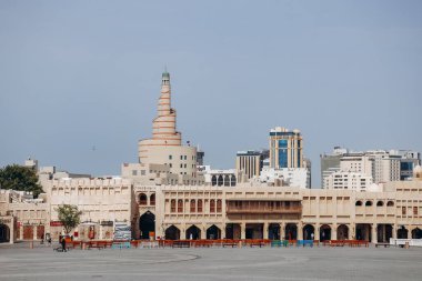 Doha, Katar - 29 Nisan 2024: Doha 'daki Souq Waqif bölgesi. Bu miras pazarı geleneksel giysiler, baharatlar, el sanatları ve hediyelik eşya satıyor..