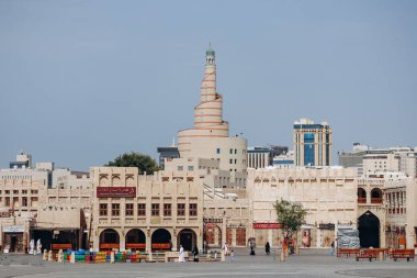 Doha, Katar - 29 Nisan 2024: Doha 'daki Souq Waqif bölgesi. Bu miras pazarı geleneksel giysiler, baharatlar, el sanatları ve hediyelik eşya satıyor..