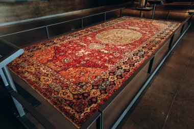 Doha, Katar - 1 Mayıs 2024: İslam Sanatları Müzesi (MIA) ve İran halılarını Keşfetmek