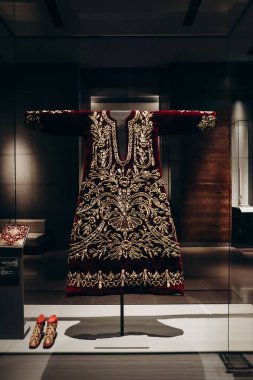 Doha, Katar - 1 Mayıs 2024: Kaftan (kaftan), Türkiye veya Osmanlı vilayetleri, 19. yüzyılın ikinci yarısı.