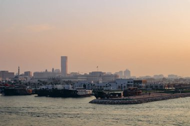 Basra Körfezi 'nin setleri gün batımında Doha' nın merkezinde.
