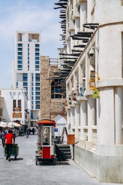 Doha, Katar - 1 Mayıs 2024: Doha şehir merkezindeki tarihi Souq Waqif manzarası