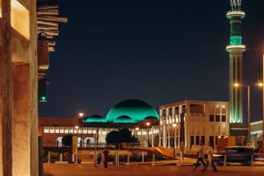 Doha, Katar - 1 Mayıs 2024: Doha 'daki Al Shouyoukh Camii' nin Gece Görüşü