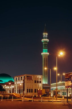 Doha, Katar - 1 Mayıs 2024: Doha 'daki Al Shouyoukh Camii' nin Gece Görüşü