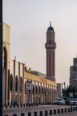 Doha, Katar - 1 Mayıs 2024: Souq Waqif yakınlarındaki Doha şehir merkezindeki cami