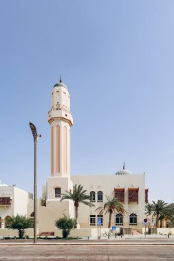 Doha, Katar - 1 Mayıs 2024: Souq Waqif yakınlarındaki Doha şehir merkezindeki cami