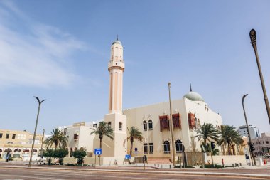 Doha, Katar - 1 Mayıs 2024: Souq Waqif yakınlarındaki Doha şehir merkezindeki cami