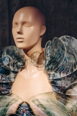 Paris, Fransa - 9 Mart 2024: Paris Dekoratif Sanatlar Müzesi 'nde moda tasarımcısı Iris van Herpen' in arşiv modelleri