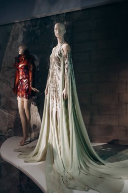 Paris, Fransa - 9 Mart 2024: Paris Dekoratif Sanatlar Müzesi 'nde moda tasarımcısı Iris van Herpen' in arşiv modelleri