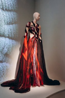 Paris, Fransa - 9 Mart 2024: Paris Dekoratif Sanatlar Müzesi 'nde moda tasarımcısı Iris van Herpen' in arşiv modelleri