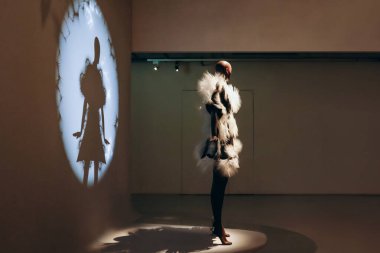 Paris, Fransa - 9 Mart 2024: Paris Dekoratif Sanatlar Müzesi 'nde moda tasarımcısı Iris van Herpen' in arşiv modelleri