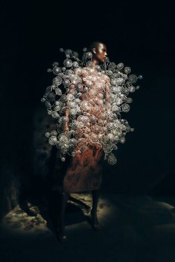 Paris, Fransa - 9 Mart 2024: Paris Dekoratif Sanatlar Müzesi 'nde moda tasarımcısı Iris van Herpen' in arşiv modelleri