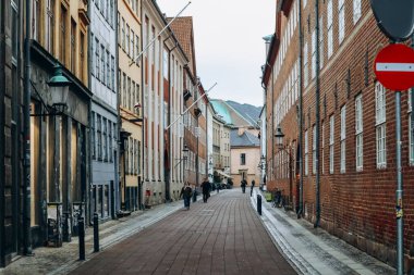 Kopenhag, Danimarka - 13 Mart 2024: Bulutlu bir günde Kopenhag Tarihi Merkezi