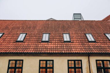 Kopenhag 'ın tam merkezinde çatıdaki eski bir dairenin penceresinden bak.