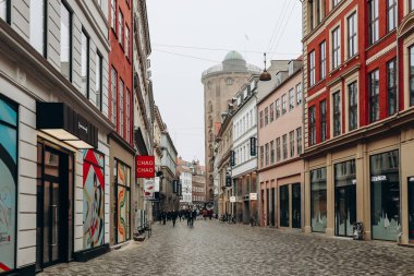 Kopenhag, Danimarka - 13 Mart 2024: Bulutlu bir günde Kopenhag Tarihi Merkezi