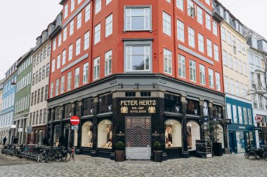 Kopenhag, Danimarka - 13 Mart 2024: Bulutlu bir günde Kopenhag Tarihi Merkezi