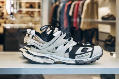 Kopenhag, Danimarka - 13 Mart 2024: Kopenhag 'ın merkezindeki aynı mağazanın vitrininde ünlü Balenciaga ayakkabıları