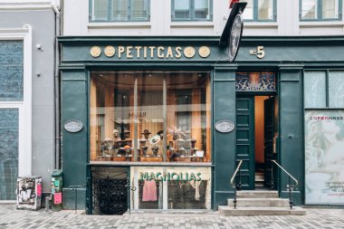Kopenhag, Danimarka - 13 Mart 2024: Erkek başlık mağazası F. Petitgas Eftf. 1857 'den beri, Kopenhag' daki Kobmagergade 5 'te.