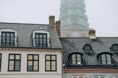 Kopenhag, Danimarka 'daki eski Saint-Nicolas kilisesinin simgesel yeşil kulesinin manzarası