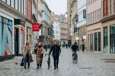Kopenhag, Danimarka - 13 Mart 2024: Bulutlu bir günde Kopenhag Tarihi Merkezi