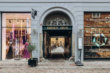 Kopenhag, Danimarka - 13 Mart 2024: Bulutlu bir günde Kopenhag Tarihi Merkezi