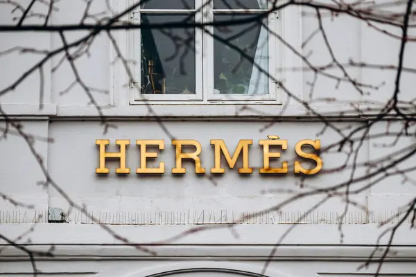 Kopenhag, Danimarka - 13 Mart 2024 Kopenhag 'ın merkezindeki Hermes butiğinin güzel vitrinleri