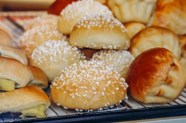 Paris 'teki bir pastanede taze Fransız pastaları.