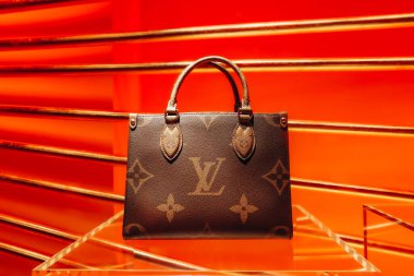 Paris, Fransa - 26 Mayıs 2024: Paris 'te bir butiğin vitrininde Louis Vuitton çantası
