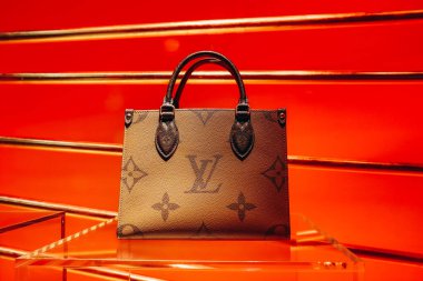 Paris, Fransa - 26 Mayıs 2024: Paris 'te bir butiğin vitrininde Louis Vuitton çantası