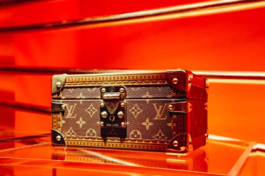 Paris, Fransa - 26 Mayıs 2024: Paris 'te bir butiğin vitrininde Louis Vuitton çantası