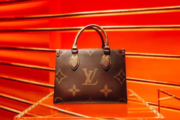 Paris, Fransa - 26 Mayıs 2024: Paris 'te bir butiğin vitrininde Louis Vuitton çantası