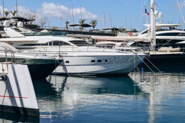 Saint-Raphael, Fransa - 20 Nisan 2024: Fransız Rivierası üzerinde Saint-Raphael 'de Embank