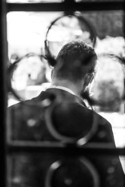 Saint-Raphael 'deki Basilica Notre-Dame de la Victoire' nin vitrininde bir rahip.