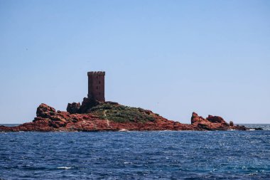 Sahilde kızıl kayalıklar Cap Dramont ve Saint-Raphael yakınlarında Fransız Riviera 'sında