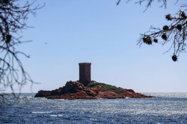 Sahilde kızıl kayalıklar Cap Dramont ve Saint-Raphael yakınlarında Fransız Riviera 'sında