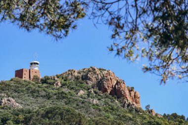 Sahilde kızıl kayalıklar Cap Dramont ve Saint-Raphael yakınlarında Fransız Riviera 'sında