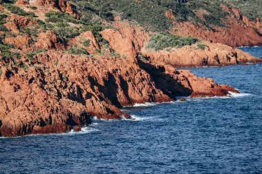 Sahilde kızıl kayalıklar Cap Dramont ve Saint-Raphael yakınlarında Fransız Riviera 'sında