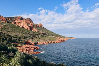 Sahilde kızıl kayalıklar Cap Dramont ve Saint-Raphael yakınlarında Fransız Riviera 'sında