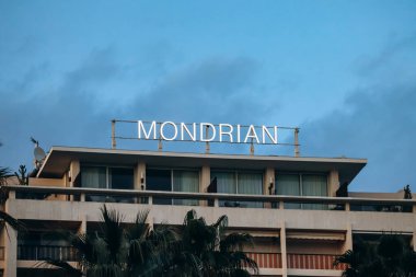 Cannes, Fransa - 20 Nisan 2024: Cannes 'da alacakaranlık döneminde Mondrian Hotel tabelası