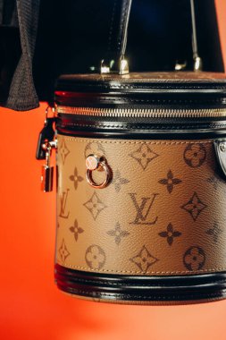 Cannes, Fransa - 20 Nisan 2024: Cannes 'da bir butik vitrininde efsanevi Louis Vuitton çantası