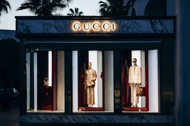 Cannes, Fransa - 20 Nisan 2024: Cannes 'daki Croisette' deki Gucci butiğinin cephesi