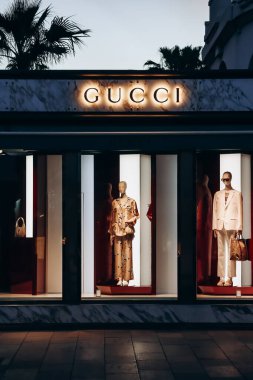 Cannes, Fransa - 20 Nisan 2024: Cannes 'daki Croisette' deki Gucci butiğinin cephesi