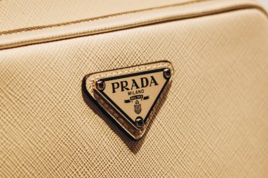 Cannes, Fransa - 20 Nisan 2024: Cannes 'da bir butik vitrininde bir Prada çantasına yakın çekim