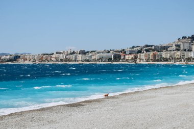Kışın Nice 'te güzel masmavi deniz ve ıssız plajlar