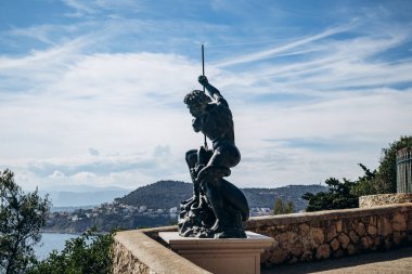 Saint Jean Cap Ferrat, Fransa - 19 Mayıs 2024: Fransız Riviera 'sındaki Saint Jean Cap Ferrat yarımadasındaki Neptün heykeli
