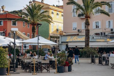 Saint Jean Cap Ferrat, Fransa - 19 Mayıs 2024: Günbatımında Saint Jean Cap Ferrat Limanı