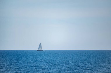 Nice kıyısındaki Akdeniz 'de bir yelkenli.