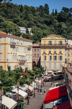 Nice, Fransa - 25 Mayıs 2024: Nice 'teki Cours Saleya pazarı Eski Şehir' in göbeğinde, Cours Saleya 'nın çiçek pazarı olarak da bilinir.