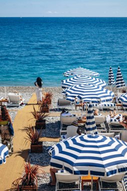 Güzel, Fransa - 25 Mayıs 2024: Gün batımında Nice 'in merkezinde